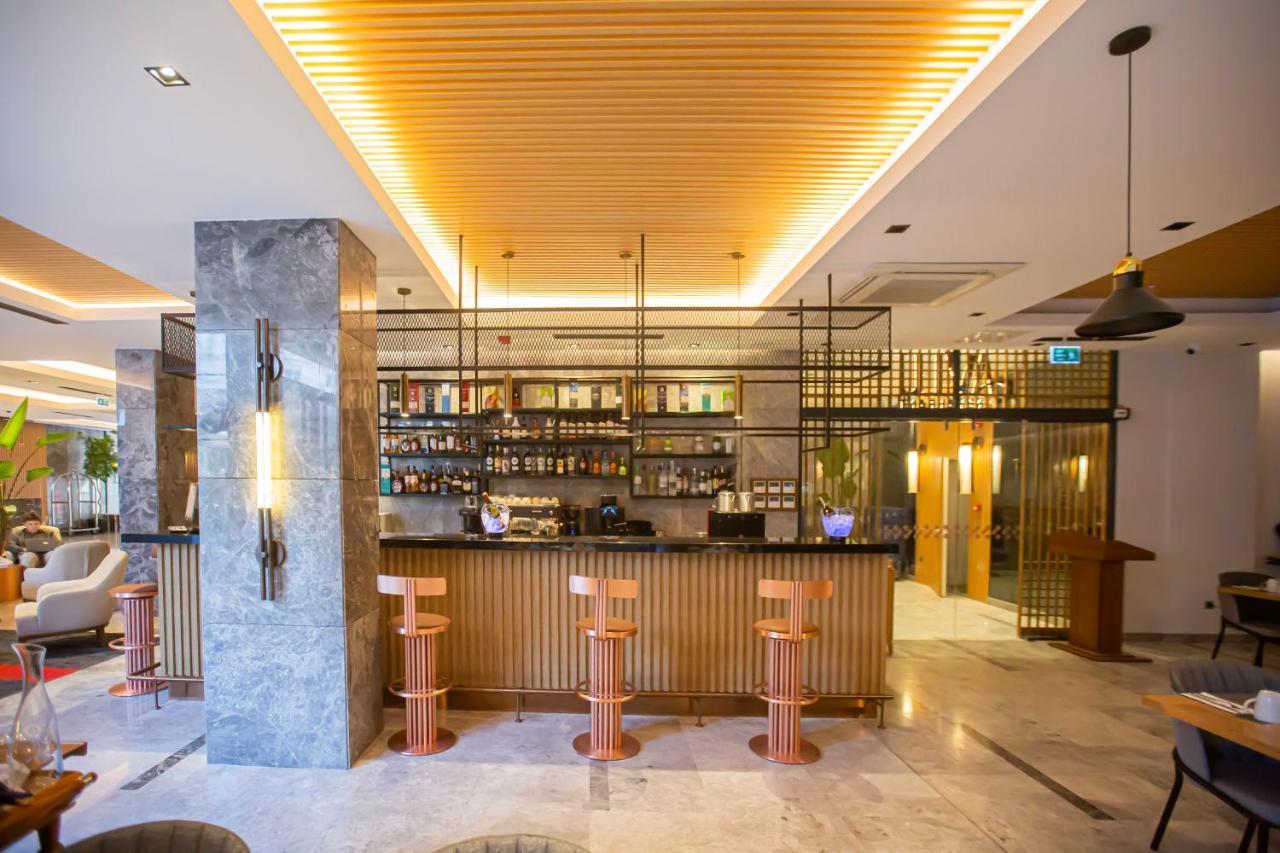 Ramada Plaza Sultanahmet Hotell Istanbul Exteriör bild The bar at the hotel