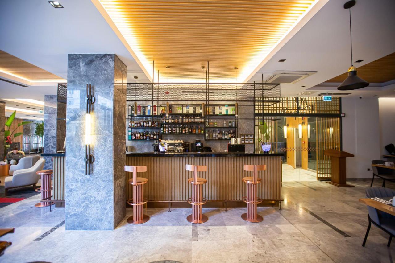 Ramada Plaza Sultanahmet Hotell Istanbul Exteriör bild The bar at the hotel