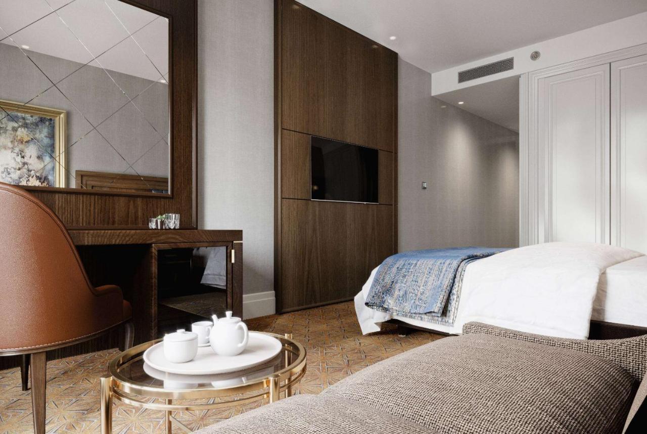 Ramada Plaza Sultanahmet Hotell Istanbul Exteriör bild A bedroom at the hotel
