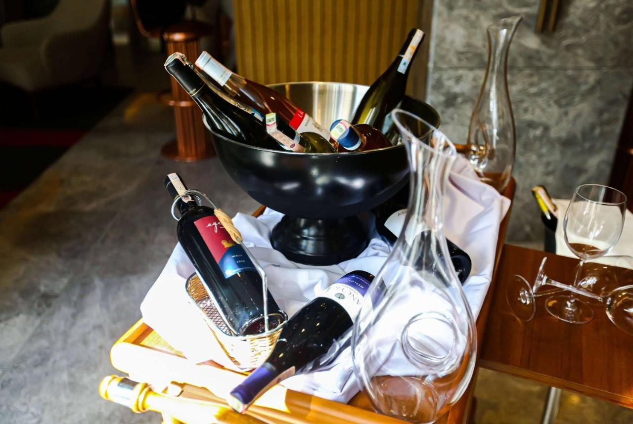 Ramada Plaza Sultanahmet Hotell Istanbul Exteriör bild A wine cooler