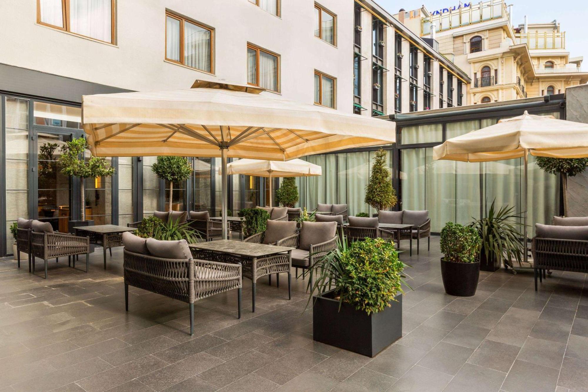 Ramada Plaza Sultanahmet Hotell Istanbul Exteriör bild The hotel's terrace