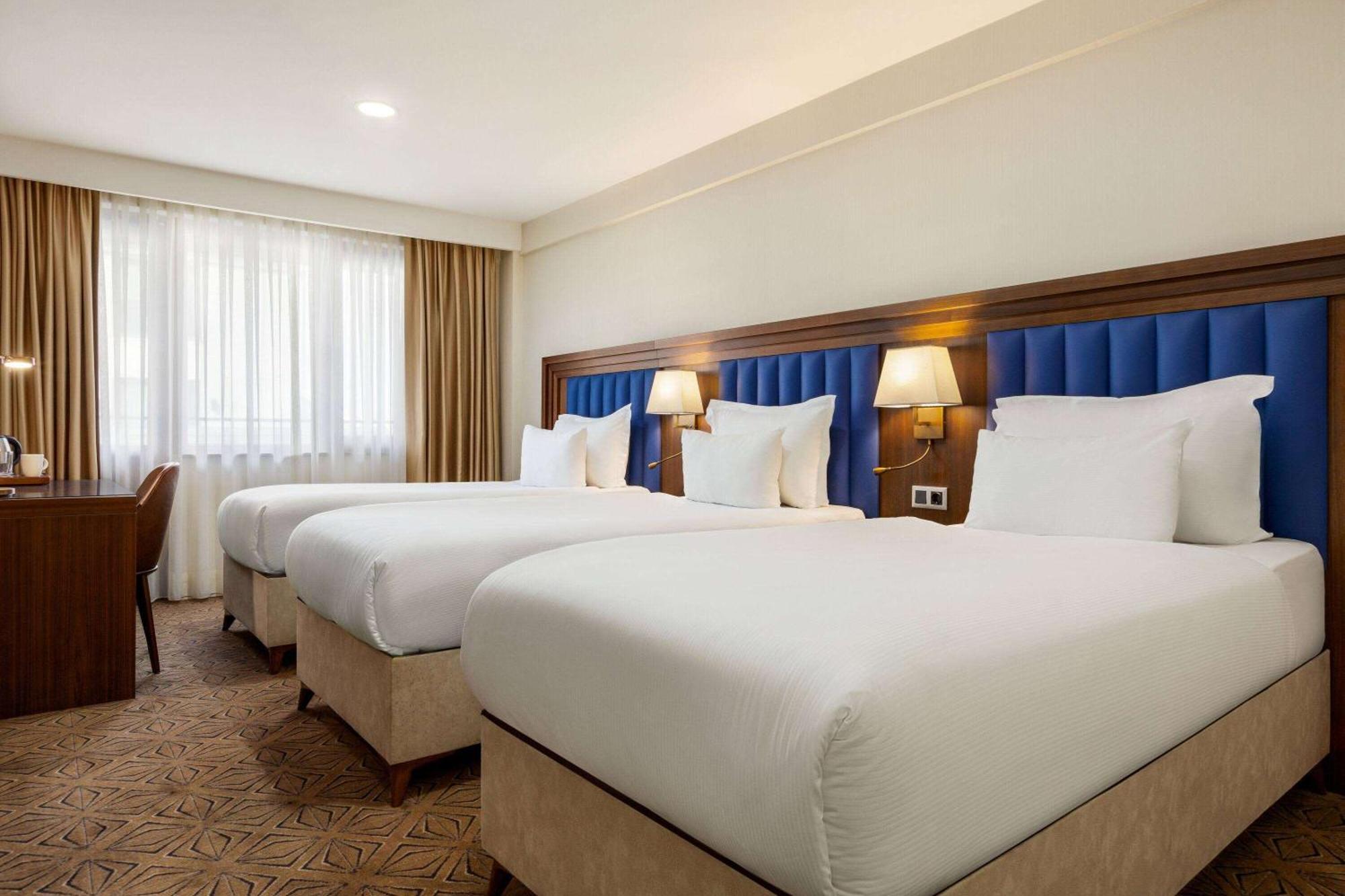 Ramada Plaza Sultanahmet Hotell Istanbul Exteriör bild A room at the hotel